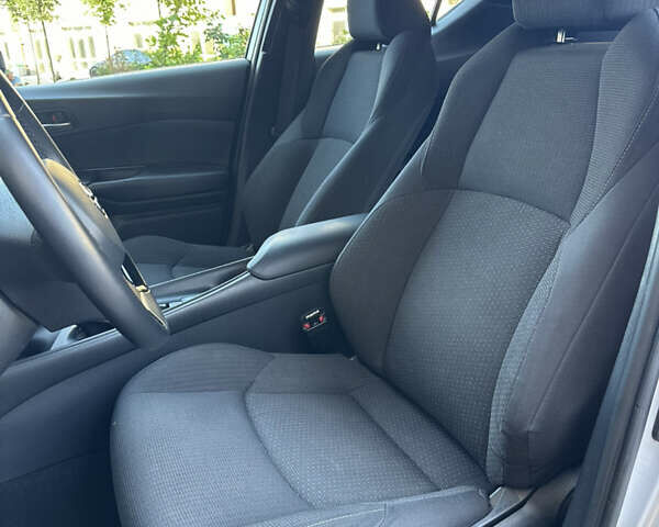 Серый Тойота C-HR, объемом двигателя 1.8 л и пробегом 90 тыс. км за 19700 $, фото 31 на Automoto.ua