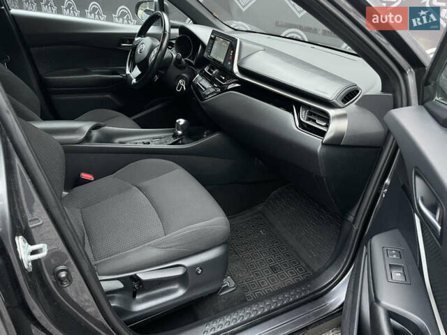 Серый Тойота C-HR, объемом двигателя 1.8 л и пробегом 83 тыс. км за 16900 $, фото 5 на Automoto.ua