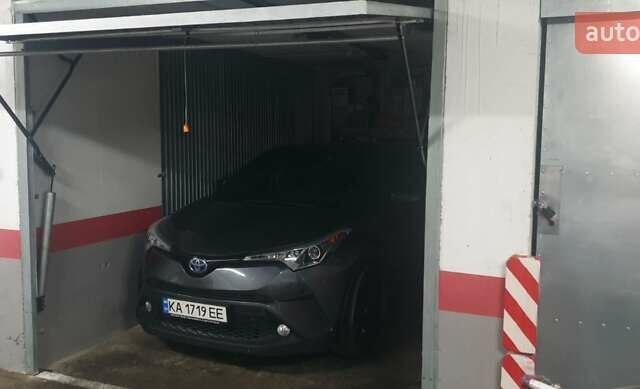 Серый Тойота C-HR, объемом двигателя 1.99 л и пробегом 65 тыс. км за 19500 $, фото 1 на Automoto.ua