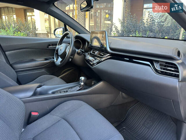 Серый Тойота C-HR, объемом двигателя 1.8 л и пробегом 90 тыс. км за 19999 $, фото 35 на Automoto.ua