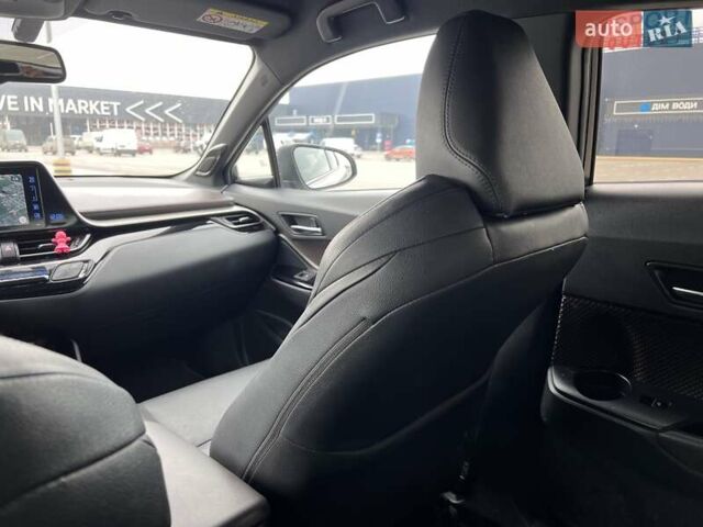 Серый Тойота C-HR, объемом двигателя 1.2 л и пробегом 55 тыс. км за 23200 $, фото 26 на Automoto.ua