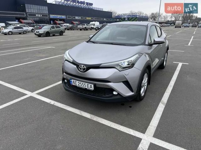 Серый Тойота C-HR, объемом двигателя 1.2 л и пробегом 55 тыс. км за 23200 $, фото 3 на Automoto.ua