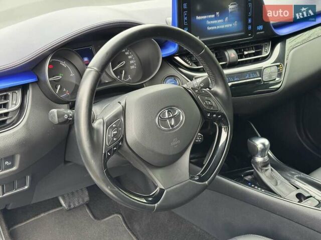 Серый Тойота C-HR, объемом двигателя 1.8 л и пробегом 90 тыс. км за 22700 $, фото 24 на Automoto.ua
