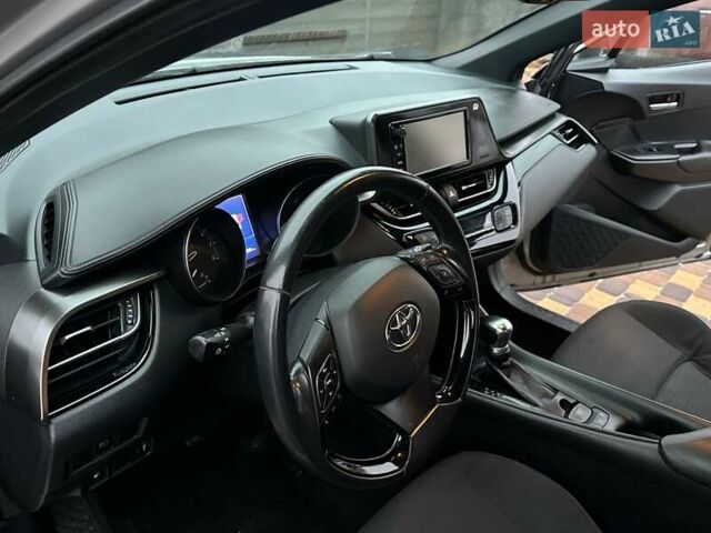 Серый Тойота C-HR, объемом двигателя 1.99 л и пробегом 94 тыс. км за 16200 $, фото 13 на Automoto.ua
