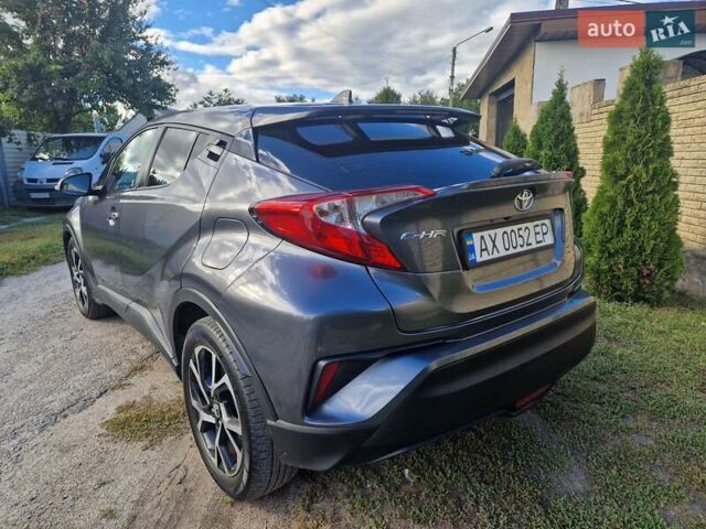 Серый Тойота C-HR, объемом двигателя 2 л и пробегом 117 тыс. км за 15300 $, фото 2 на Automoto.ua