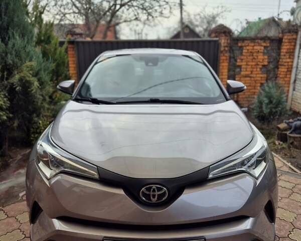 Серый Тойота C-HR, объемом двигателя 2 л и пробегом 67 тыс. км за 17300 $, фото 5 на Automoto.ua