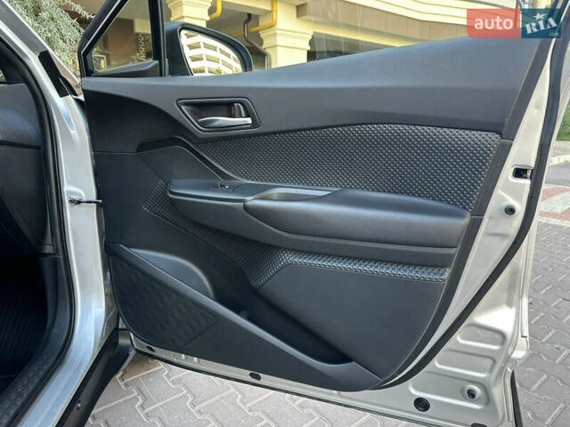 Серый Тойота C-HR, объемом двигателя 1.8 л и пробегом 90 тыс. км за 19700 $, фото 38 на Automoto.ua