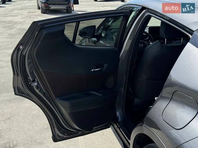 Сірий Тойота C-HR, об'ємом двигуна 1.8 л та пробігом 70 тис. км за 22999 $, фото 28 на Automoto.ua