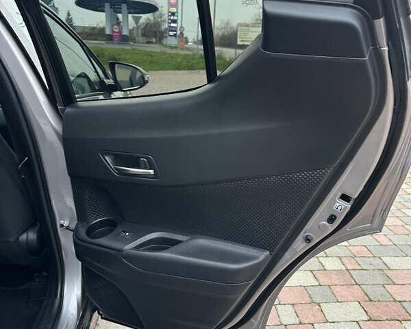Сірий Тойота C-HR, об'ємом двигуна 1.2 л та пробігом 102 тис. км за 20800 $, фото 42 на Automoto.ua