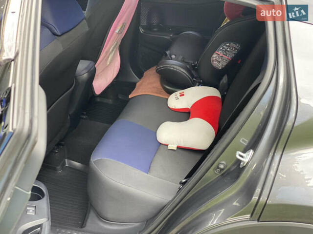 Серый Тойота C-HR, объемом двигателя 1.2 л и пробегом 64 тыс. км за 21450 $, фото 43 на Automoto.ua