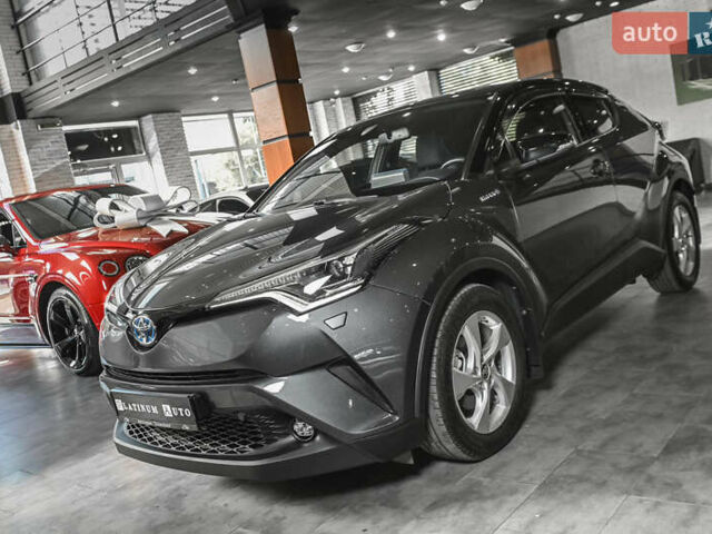 Серый Тойота C-HR, объемом двигателя 1.8 л и пробегом 84 тыс. км за 22999 $, фото 2 на Automoto.ua