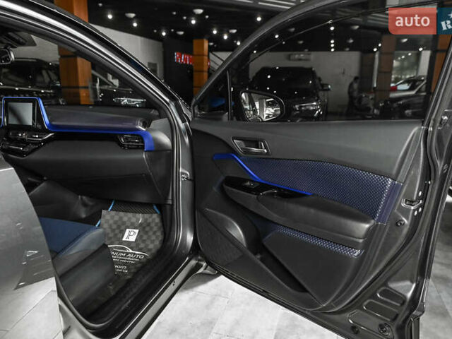 Серый Тойота C-HR, объемом двигателя 1.8 л и пробегом 84 тыс. км за 22999 $, фото 10 на Automoto.ua