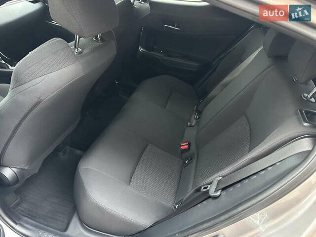 Сірий Тойота C-HR, об'ємом двигуна 1.2 л та пробігом 102 тис. км за 20800 $, фото 45 на Automoto.ua