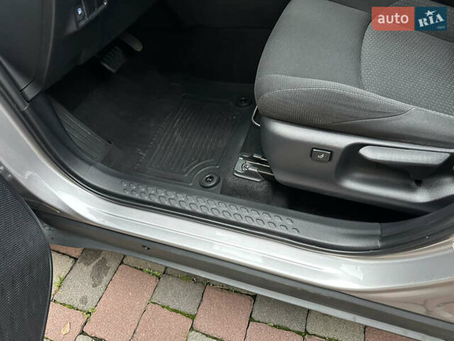 Сірий Тойота C-HR, об'ємом двигуна 1.2 л та пробігом 102 тис. км за 20800 $, фото 30 на Automoto.ua