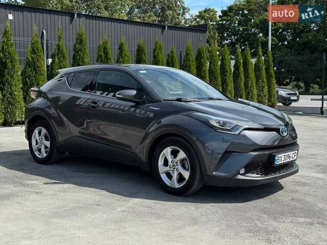 Серый Тойота C-HR, объемом двигателя 1.8 л и пробегом 70 тыс. км за 23500 $, фото 2 на Automoto.ua