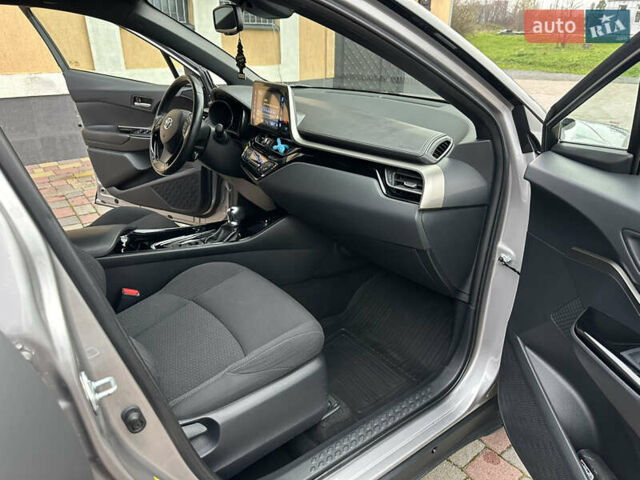 Сірий Тойота C-HR, об'ємом двигуна 1.2 л та пробігом 102 тис. км за 20800 $, фото 38 на Automoto.ua
