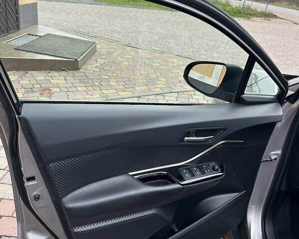 Сірий Тойота C-HR, об'ємом двигуна 1.2 л та пробігом 102 тис. км за 20800 $, фото 33 на Automoto.ua