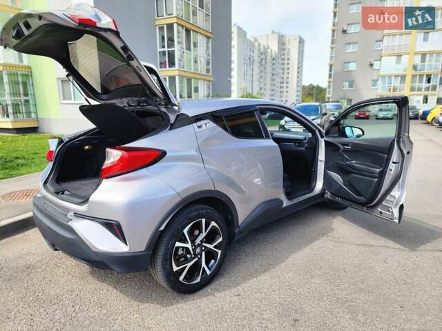 Серый Тойота C-HR, объемом двигателя 1.99 л и пробегом 86 тыс. км за 18600 $, фото 3 на Automoto.ua