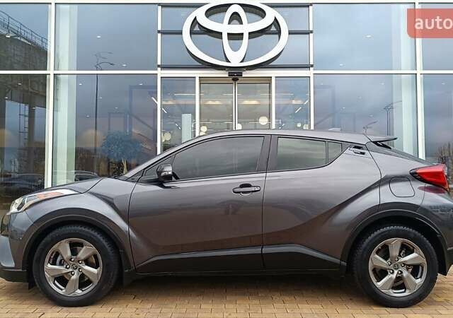 Серый Тойота C-HR, объемом двигателя 1.99 л и пробегом 150 тыс. км за 16385 $, фото 2 на Automoto.ua