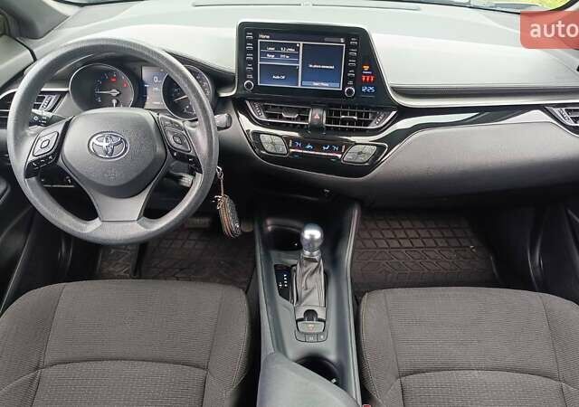 Серый Тойота C-HR, объемом двигателя 1.99 л и пробегом 150 тыс. км за 16385 $, фото 7 на Automoto.ua