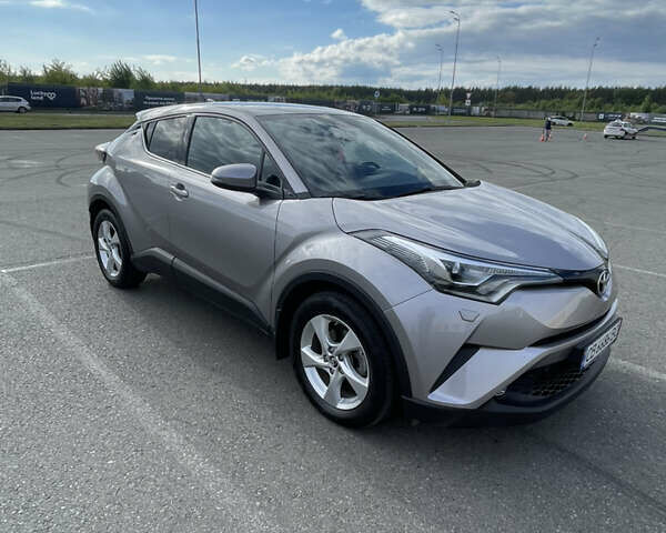 Серый Тойота C-HR, объемом двигателя 2 л и пробегом 39 тыс. км за 25900 $, фото 2 на Automoto.ua