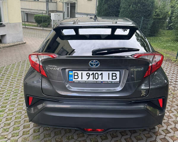 Серый Тойота C-HR, объемом двигателя 1.8 л и пробегом 120 тыс. км за 20000 $, фото 2 на Automoto.ua