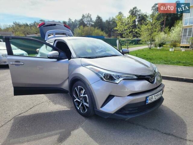 Серый Тойота C-HR, объемом двигателя 1.99 л и пробегом 86 тыс. км за 18600 $, фото 2 на Automoto.ua