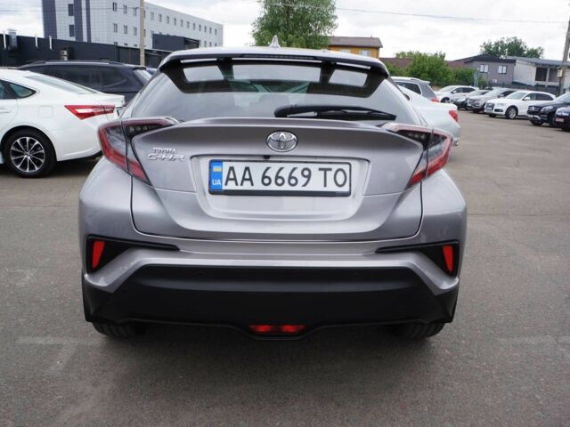 Серый Тойота C-HR, объемом двигателя 0.12 л и пробегом 75 тыс. км за 19700 $, фото 4 на Automoto.ua