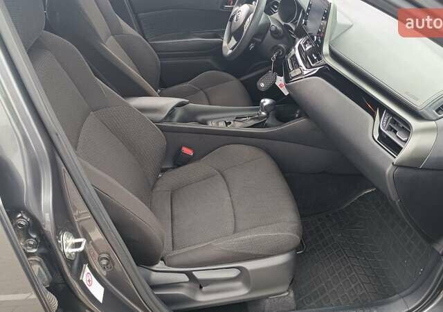 Серый Тойота C-HR, объемом двигателя 1.99 л и пробегом 150 тыс. км за 16385 $, фото 5 на Automoto.ua