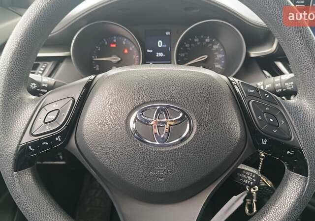 Серый Тойота C-HR, объемом двигателя 1.99 л и пробегом 150 тыс. км за 16385 $, фото 14 на Automoto.ua