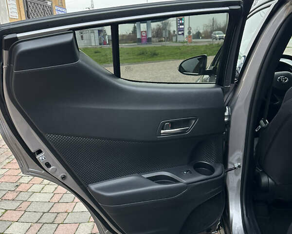 Сірий Тойота C-HR, об'ємом двигуна 1.2 л та пробігом 102 тис. км за 20800 $, фото 43 на Automoto.ua