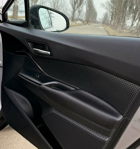 Серый Тойота C-HR, объемом двигателя 1.2 л и пробегом 55 тыс. км за 22500 $, фото 4 на Automoto.ua