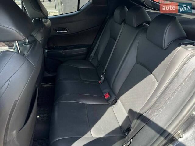 Серый Тойота C-HR, объемом двигателя 1.8 л и пробегом 70 тыс. км за 23500 $, фото 30 на Automoto.ua