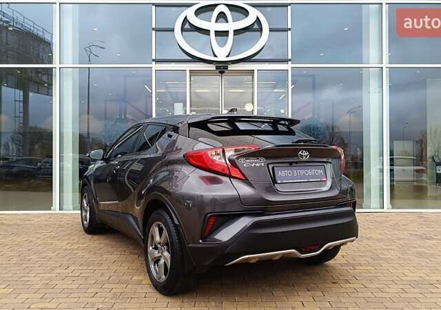 Серый Тойота C-HR, объемом двигателя 1.99 л и пробегом 150 тыс. км за 16385 $, фото 1 на Automoto.ua