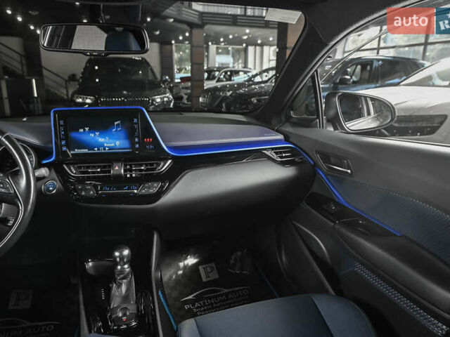 Серый Тойота C-HR, объемом двигателя 1.8 л и пробегом 84 тыс. км за 22999 $, фото 24 на Automoto.ua