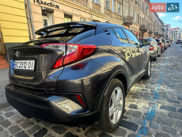 Серый Тойота C-HR, объемом двигателя 2 л и пробегом 78 тыс. км за 18700 $, фото 2 на Automoto.ua