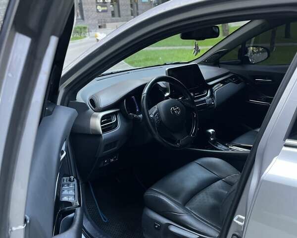 Серый Тойота C-HR, объемом двигателя 1.99 л и пробегом 171 тыс. км за 19000 $, фото 3 на Automoto.ua