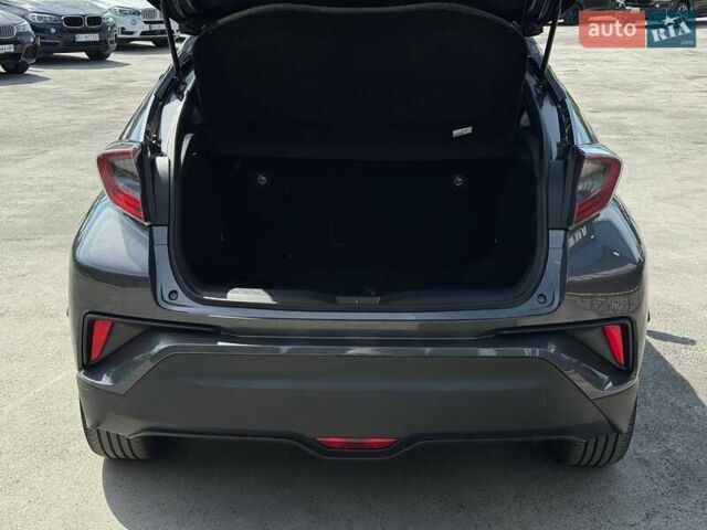 Серый Тойота C-HR, объемом двигателя 1.8 л и пробегом 70 тыс. км за 23500 $, фото 5 на Automoto.ua