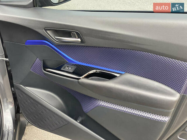 Серый Тойота C-HR, объемом двигателя 1.2 л и пробегом 64 тыс. км за 21450 $, фото 39 на Automoto.ua