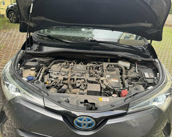 Серый Тойота C-HR, объемом двигателя 1.8 л и пробегом 120 тыс. км за 20000 $, фото 3 на Automoto.ua