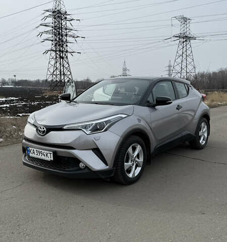 Серый Тойота C-HR, объемом двигателя 1.2 л и пробегом 55 тыс. км за 22500 $, фото 2 на Automoto.ua
