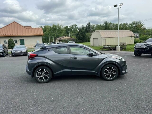 Серый Тойота C-HR, объемом двигателя 2 л и пробегом 172 тыс. км за 6500 $, фото 1 на Automoto.ua