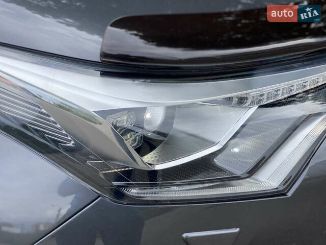 Серый Тойота C-HR, объемом двигателя 1.2 л и пробегом 64 тыс. км за 21450 $, фото 31 на Automoto.ua