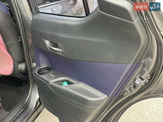 Серый Тойота C-HR, объемом двигателя 1.2 л и пробегом 64 тыс. км за 21450 $, фото 41 на Automoto.ua