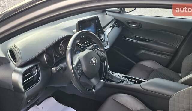 Серый Тойота C-HR, объемом двигателя 1.8 л и пробегом 90 тыс. км за 20300 $, фото 11 на Automoto.ua