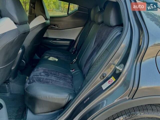 Серый Тойота C-HR, объемом двигателя 2 л и пробегом 62 тыс. км за 19000 $, фото 2 на Automoto.ua