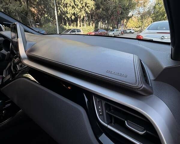 Серый Тойота C-HR, объемом двигателя 1.2 л и пробегом 94 тыс. км за 21000 $, фото 28 на Automoto.ua