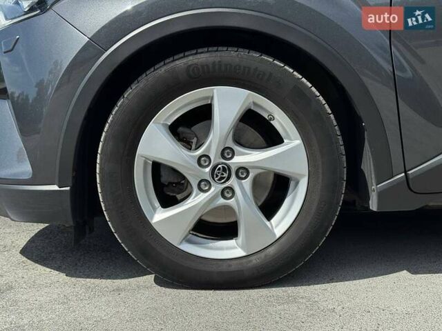 Серый Тойота C-HR, объемом двигателя 1.8 л и пробегом 70 тыс. км за 23500 $, фото 15 на Automoto.ua