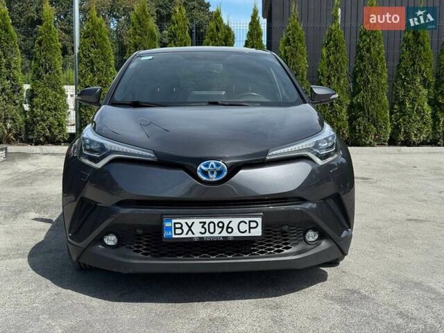 Серый Тойота C-HR, объемом двигателя 1.8 л и пробегом 70 тыс. км за 23500 $, фото 3 на Automoto.ua
