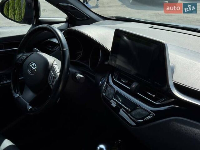 Серый Тойота C-HR, объемом двигателя 1.8 л и пробегом 70 тыс. км за 23500 $, фото 36 на Automoto.ua
